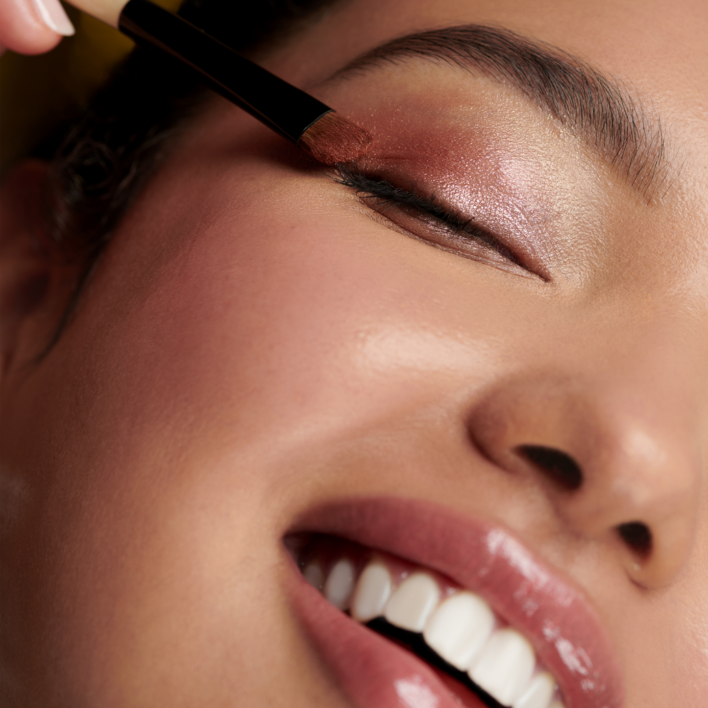 Compact Shaping and Smudging Eyeshadow Brush